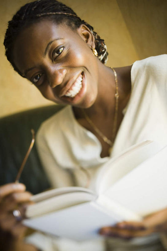 西方人,一个人,笑,微笑,露齿笑,竖图,室内,白天,仰视,看书,阅读,书籍,欧洲,非洲,黑人,欧洲人,仅一个年轻女性,仅一个女性,仅一个人,握,学习,服装,拿,拿着,注视,休闲装,装饰品,衣服,耳环,饰品,手链,首饰,书本,观察,看,休闲,休闲服,读书,浏览,握着,服饰,手镯,观看,察看,关注,镯子,耳饰,年轻女性,女人,女性,非洲人,书,图书,半身,彩图,低角度拍摄