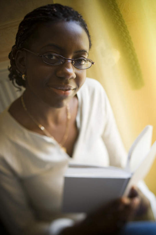 西方人,一个人,笑,微笑,露齿笑,竖图,室内,白天,正面,看书,阅读,书籍,欧洲,非洲,黑人,欧洲人,仅一个年轻女性,仅一个女性,仅一个人,握,学习,服装,朦胧,模糊,拿,拿着,注视,休闲装,装饰品,衣服,耳环,饰品,手链,首饰,书本,观察,看,休闲,休闲服,读书,浏览,握着,服饰,手镯,观看,察看,关注,镯子,耳饰,年轻女性,女人,女性,非洲人,书,图书,半身,彩图