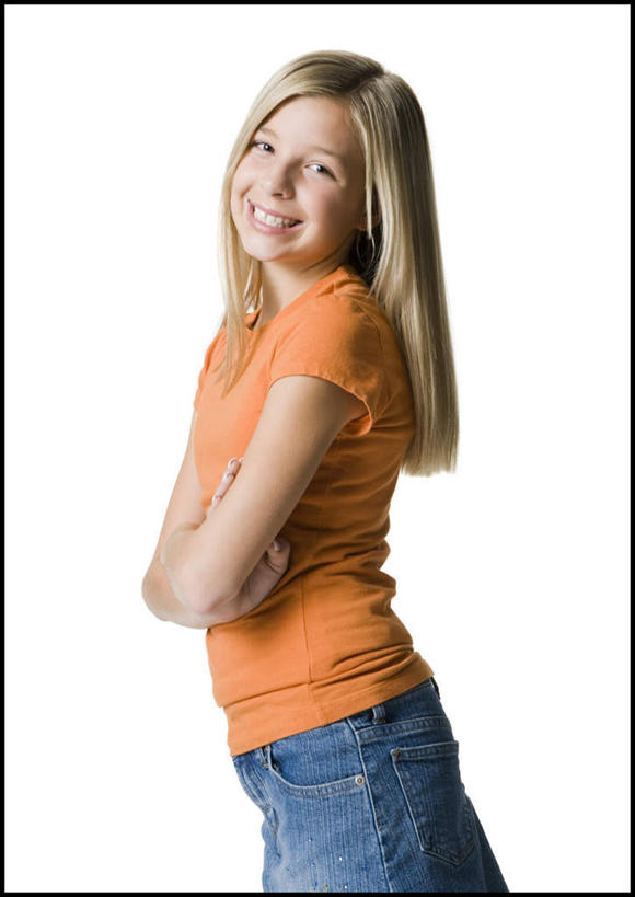 西方人,一个人,站,笑,双手交叉,微笑,露齿笑,竖图,室内,白天,白色背景,侧面,运动鞋,鞋子,欧洲,欧洲人,仅一个年轻女性,仅一个女性,仅一个人,服装,注视,休闲装,衣服,观察,看,站着,休闲,休闲服,摄影,服饰,影棚,观看,牛仔裙,休闲鞋,察看,双手抱胸,关注,年轻女性,女人,女性,白种人,站立,半身,彩图,影棚拍摄,拍摄