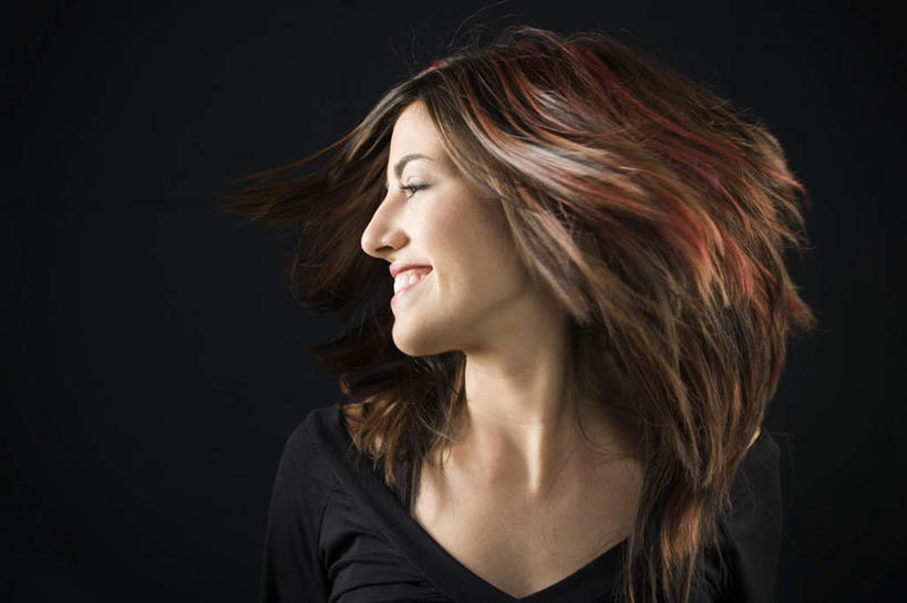 西方人,脸,头,脸颊,一个人,笑,微笑,露齿笑,横图,室内,特写,白天,正面,欧洲,欧洲人,仅一个年轻女性,仅一个女性,仅一个人,黑色背景,服装,飘扬,扭头,注视,休闲装,肩膀,衣服,黑色,观察,看,转头,休闲,休闲服,摄影,服饰,影棚,观看,飘逸,察看,关注,飞扬,年轻女性,女人,女性,白种人,头部,脸部,脸蛋,面部,半身,彩图,影棚拍摄,拍摄