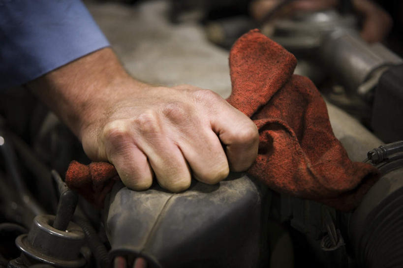 西方人,手,一个人,机修工,工厂,横图,俯视,室内,特写,白天,衬衫,车间,纺织品,欧洲,欧洲人,仅一个男性,仅一个人,擦,抚摸,握,阴影,服装,朦胧,模糊,反射,布,影子,引擎,织物,抹布,工人,仅一个年轻男性,衣服,手部,擦拭,握着,服饰,肮脏,单手,衣着,穿着,邋遢,衣饰,龌龊,污秽,揩擦,拭,男人,男性,年轻男性,白种人,机械师,机修工人,半身,彩图,高角度拍摄,衬衣,制造厂,轻抚