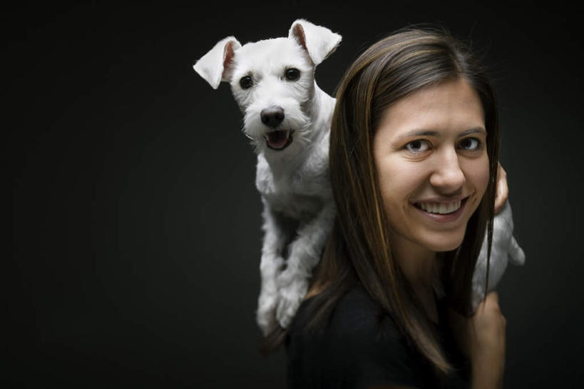 西方人,一个人,笑,微笑,露齿笑,横图,室内,白天,侧面,宠物,狗,欧洲,欧洲人,仅一个年轻女性,仅一个女性,仅一个人,黑色背景,服装,梗犬,注视,休闲装,一只,衣服,黑色,动物,观察,看,趴着,休闲,休闲服,可爱,摄影,服饰,影棚,观看,察看,西高地白梗,关注,忠诚,年轻女性,女人,女性,白种人,犬,趴,半身,彩图,影棚拍摄,拍摄,西部高地白梗