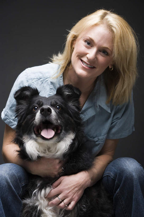 西方人,一个人,蹲,抱,竖图,室内,白天,正面,宠物,狗,欧洲,欧洲人,仅一个女性,仅一个人,黑色背景,服装,裤子,牛仔裤,休闲装,一只,衣服,黑色,动物,张嘴,仅一个中年女性,休闲,休闲服,可爱,摄影,服饰,影棚,牧羊犬,抱着,搂着,张大嘴巴,边境牧羊犬,忠诚,边境柯利牧羊犬,博德牧羊犬,女人,女性,中年女性,白种人,张开嘴,犬,蹲着,怀抱,搂,搂抱,相抱,拥抱,半身,彩图,影棚拍摄,拍摄