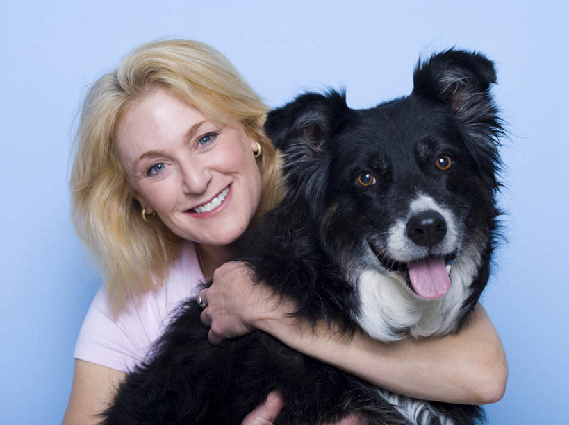 西方人,一个人,蹲,抱,笑,微笑,露齿笑,横图,室内,白天,正面,宠物,狗,欧洲,欧洲人,仅一个女性,仅一个人,蓝色背景,服装,注视,休闲装,一只,衣服,黑色,动物,观察,看,张嘴,仅一个中年女性,休闲,休闲服,可爱,摄影,服饰,影棚,牧羊犬,抱着,观看,察看,搂着,关注,张大嘴巴,边境牧羊犬,忠诚,边境柯利牧羊犬,博德牧羊犬,女人,女性,中年女性,白种人,张开嘴,犬,蹲着,怀抱,搂,搂抱,相抱,拥抱,半身,彩图,影棚拍摄,拍摄