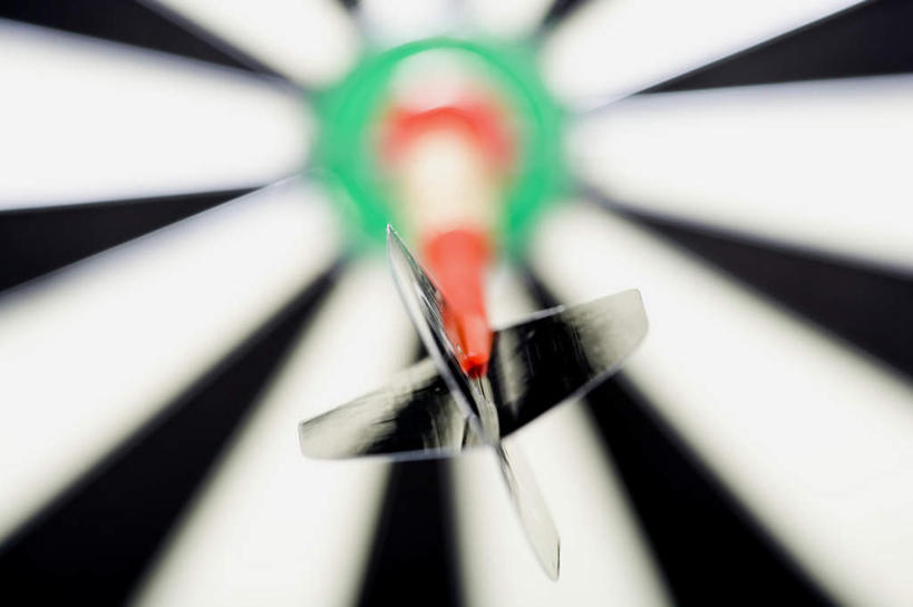 无人,横图,室内,特写,白天,正面,成功,胜利,静物,朦胧,模糊,飞镖,一个,红色,绿色,白色,黑色,摄影,影棚,单个,靶心,瞄准,镖针,飞镖运动,彩图,影棚拍摄,拍摄