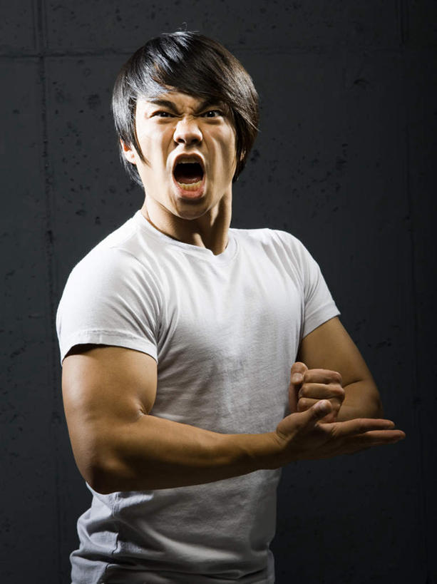 东方人,拳,一个人,站,竖图,室内,白天,正面,亚洲,仅一个男性,仅一个人,仅一个中年男性,握,灰色背景,服装,敲,大喊,注视,休闲装,黄种人,衣服,白色,观察,看,站着,张嘴,休闲,休闲服,握着,摄影,服饰,影棚,观看,大叫,察看,关注,张大嘴巴,大呼,男人,男性,中年男性,亚洲人,拳头,张开嘴,站立,半身,彩图,影棚拍摄,拍摄