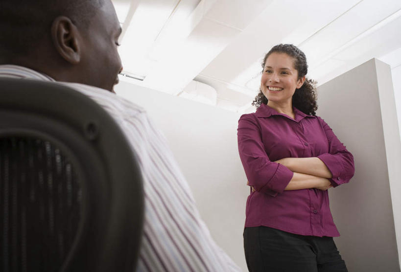 西方人,两个人,同事,商务人士,商务男性,商务女性,站,笑,微笑,露齿笑,横图,室内,白天,仰视,衬衫,成功,合作,团队,集体,信心,椅子,欧洲,非洲,黑人,欧洲人,阴影,套装,光线,影子,灯光,注视,队伍,会议椅,观察,看,靠,靠着,站着,隔断,观看,办公椅,察看,领导,成就,关注,间隔,商务装,合伙,领袖,工薪阶层,商务椅,培训椅,隔绝,男人,男性,女人,女性,中年男性,中年女性,白种人,非洲人,白领,上班族,站立,半身,彩图,低角度拍摄,衬衣