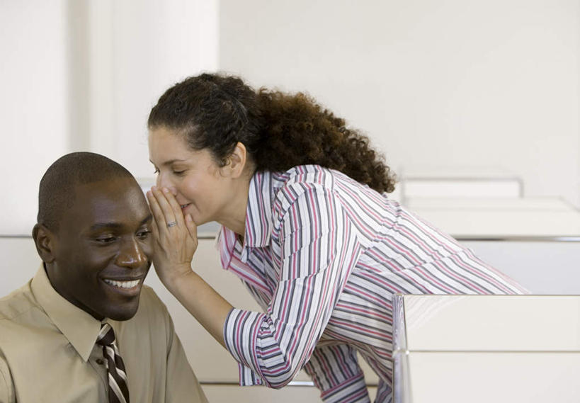 西方人,两个人,同事,商务人士,商务男性,商务女性,站,坐,笑,说,微笑,露齿笑,横图,室内,白天,正面,衬衫,讨论,成功,合作,团队,集体,信心,欧洲,非洲,黑人,欧洲人,弯腰,套装,领带,注视,队伍,观察,看,站着,隔断,观看,察看,领导,象征,庄重,成就,关注,私语,密语,间隔,商务装,身份,耳语,合伙,领袖,工薪阶层,弯身,正式,地位,隔绝,交流,男人,男性,女人,女性,中年男性,中年女性,白种人,非洲人,白领,上班族,沟通,讲话,交谈,商讨,说话,谈话,站立,坐着,半身,彩图,衬衣