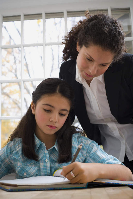 西方人,儿童,中年人,两个人,家庭,母亲,女儿,竖图,室内,白天,正面,T恤衫,纯洁,窗户,落地窗,桌子,欧洲,欧洲人,弯腰,服装,T恤,注视,休闲装,书桌,玻璃窗,小孩,衣服,课桌,观察,看,休闲,功课,温暖,温馨,母女,一家人,休闲服,可爱,母爱,童年,童趣,服饰,作业,观看,和睦,察看,关注,童真,烂漫,无邪,弯身,天真,女孩,女人,女性,中年女性,白种人,孩子,半身,彩图,融洽,女生