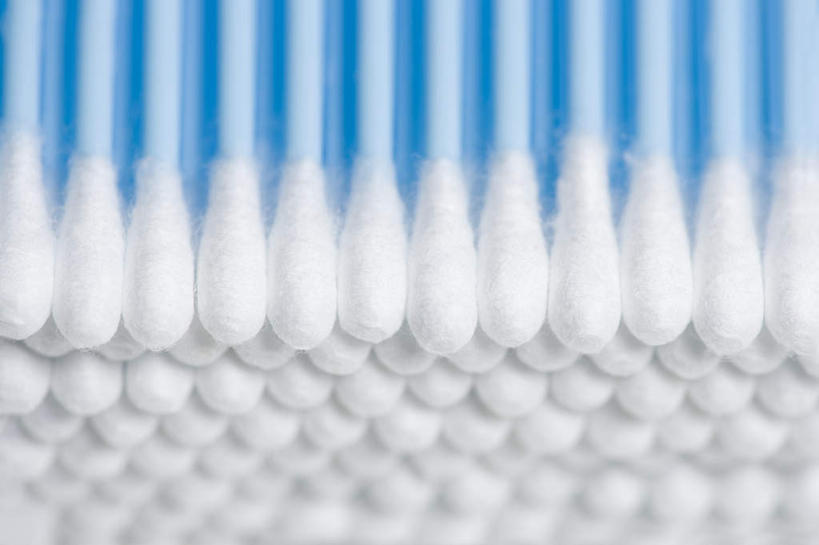 无人,横图,俯视,室内,特写,白天,白色背景,静物,一排,许多,整齐,很多,排列,蓝色,白色,棉花棒,棉签,摄影,影棚,队列,棉棒,擦拭棒,彩图,高角度拍摄,影棚拍摄,拍摄