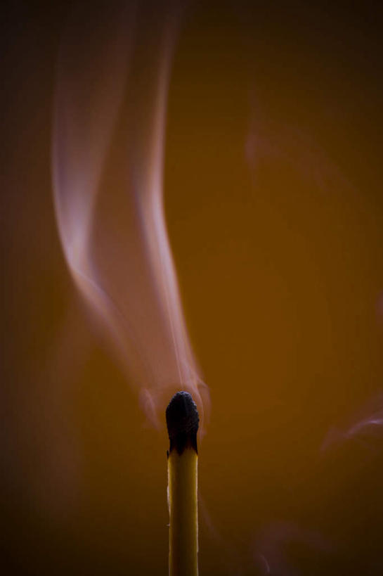 无人,竖图,室内,特写,白天,正面,雾,静物,一根,黑色背景,朦胧,模糊,木制,火柴,木制品,摄影,影棚,迷雾,洋火,火柴梗,取火工具,扑灭,息灭,大雾,彩图,影棚拍摄,拍摄