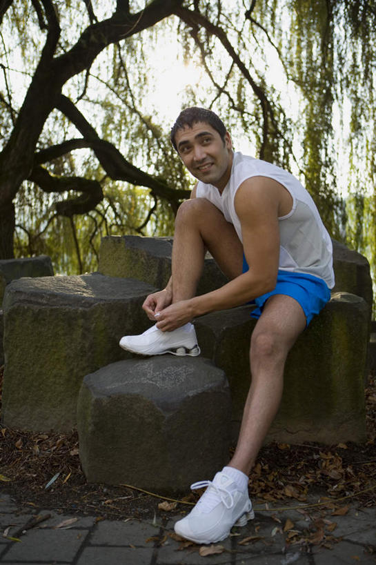 西方人,一个人,坐,笑,微笑,竖图,室外,白天,侧面,T恤衫,运动鞋,石头,柳树,鞋子,欧洲,欧洲人,仅一个男性,仅一个人,仅一个中年男性,捆扎,石子,T恤,注视,垂柳,蓝色,蓝天,天空,天,观察,看,晴朗,观看,休闲鞋,察看,关注,沉积岩,万里无云,倒挂柳,水成岩,男人,男性,中年男性,白种人,石块,岩石,晴空,晴空万里,垂枝柳,坐着,彩图,全身,系缚