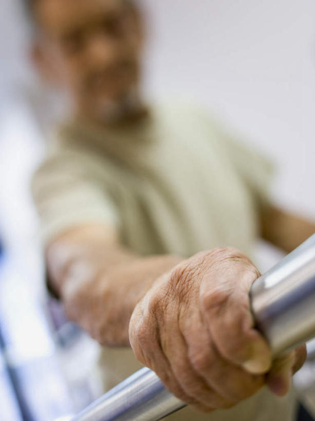 西方人,手,一个人,病人,站,竖图,室内,特写,白天,正面,欧洲,欧洲人,仅一个男性,仅一个人,握,服装,朦胧,模糊,注视,休闲装,衣服,观察,看,站着,仅一个老年男性,休闲,手部,休闲服,握着,服饰,观看,单手,察看,关注,病患,残疾,残疾人,伤残,残障,弱势群体,老年男性,男人,男性,白种人,患者,就医者,站立,半身,彩图