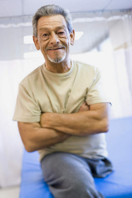 西方人,一个人,病人,医院,坐,笑,盘腿,双手交叉,微笑,竖图,室内,白天,正面,欧洲,欧洲人,仅一个男性,仅一个人,服装,毯子,墙,注视,休闲装,墙壁,墙面,衣服,瑜伽垫,垫子,观察,看,仅一个老年男性,休闲,休闲服,服饰,观看,察看,双手抱胸,关注,病患,残疾,瑜伽毯,残疾人,伤残,医疗机构,残障,弱势群体,老年男性,男人,男性,白种人,患者,就医者,盘腿而坐,盘膝,盘着腿的,盘着腿坐,双腿交叉,坐着,半身,彩图,病院,诊所