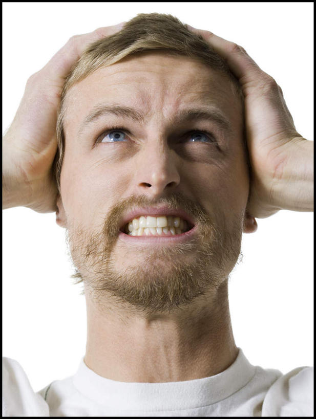 西方人,脸,头,脸颊,手,头发,一个人,站,笑,微笑,露齿笑,竖图,室内,特写,白天,白色背景,正面,欧洲,欧洲人,双手,仅一个男性,仅一个人,抱头,服装,注视,休闲装,肩膀,仅一个年轻男性,衣服,观察,看,站着,休闲,疼痛,手部,休闲服,金色,摄影,服饰,影棚,观看,悲伤,察看,关注,痛苦,捧首,捧头,疾苦,苦楚,男人,男性,年轻男性,白种人,头部,直发,脸部,脸蛋,面部,站立,半身,彩图,影棚拍摄,拍摄,短发