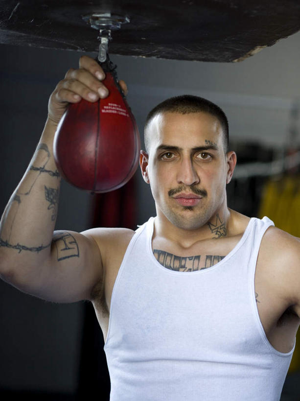 西方人,一个人,拳击手,体育馆,运动场,举,竖图,室内,白天,正面,锻炼,时尚,安全,比赛,运动,拳击,欧洲,欧洲人,仅一个男性,仅一个人,服装,背心,防护,注视,文化,运动器械,体育场,纹身,仅一个年轻男性,衣服,观察,看,托,健身器械,个性,服饰,信仰,观看,保护,察看,衣着,穿着,关注,沙包,刺青,追求,保险,健身器材,想象,拳击袋,文身,勇气,崇拜,张扬,保全,周全,安稳,安定,运动馆,衣饰,平安,体育,男人,男性,年轻男性,白种人,拳击家,拳击运动员,举起,举手,举着,向上举,向上伸,向上托,半身,彩图,健身,运动器材