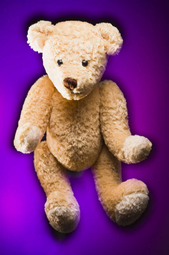 无人,竖图,俯视,室内,特写,白天,游戏,熊,静物,玩具,紫色背景,玩偶,泰迪熊,玩,娱乐,一个,玩具熊,休闲,益智,摄影,毛绒玩具,影棚,单个,安慰,发泄,消遣,宣泄,罗斯福熊,玩耍,嬉戏,彩图,高角度拍摄,影棚拍摄,拍摄