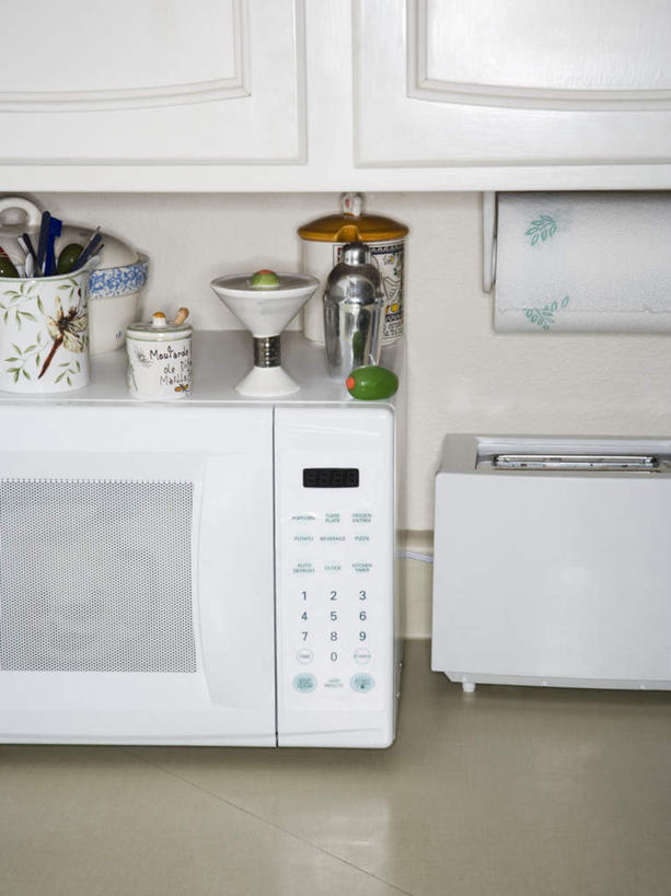 无人,竖图,室内,特写,白天,正面,烹饪,厨房,生活用品,桌子,静物,厨具,电器,纸,墙,烤面包机,墙壁,墙面,白色,纸巾,日用品,卫生纸,微波炉,家电,家用电器,微波,炊具,烹饪用具,多士炉,自动面包片烤炉,面包烘烤器,烘培,生活用纸,烹调用具,烹调,彩图,烘烤,灶间,小家电