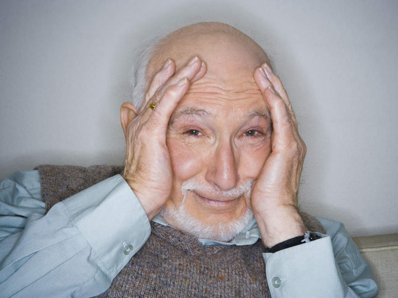 西方人,脸,头,脸颊,胡须,一个人,客厅,坐,笑,微笑,横图,室内,特写,白天,正面,沙发,欧洲,欧洲人,仅一个男性,仅一个人,抱头,阴影,服装,时间,反射,时钟,手表,影子,计时,注视,休闲装,肩膀,衣服,钟表,观察,看,仅一个老年男性,休闲,休闲服,表,服饰,观看,腕表,察看,起居室,关注,布艺沙发,捧首,捧头,客堂,老年男性,男人,男性,白种人,头部,胡子,络腮胡,脸部,脸蛋,面部,钟,坐着,半身,彩图