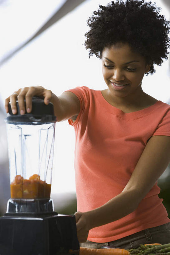 西方人,一个人,站,竖图,室内,白天,正面,窗户,欧洲,非洲,黑人,欧洲人,仅一个年轻女性,仅一个女性,仅一个人,握,服装,朦胧,模糊,电器,工具,注视,休闲装,设备,榨汁机,玻璃窗,一个,衣服,低头,观察,搅拌,看,站着,休闲,休闲服,橙色,握着,服饰,单个,观看,察看,研磨,切割,家电,家用电器,关注,榨汁,垂头,年轻女性,女人,女性,非洲人,站立,半身,彩图