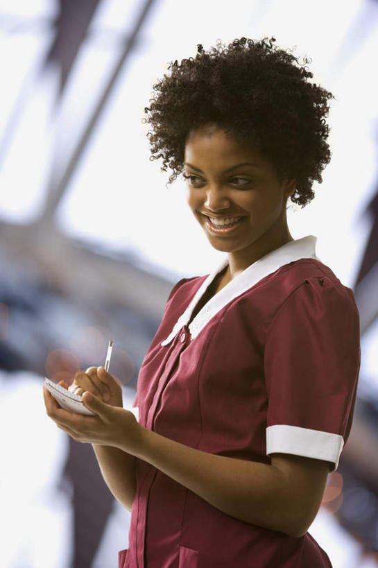 西方人,一个人,服务员,站,竖图,室内,白天,侧面,工作服,制服,窗户,欧洲,非洲,黑人,欧洲人,仅一个年轻女性,仅一个女性,仅一个人,握,阴影,朦胧,模糊,反射,笔,影子,办公用品,记事本,注视,玻璃窗,文具,本子,笔记本,学习用品,观察,看,站着,握着,观看,文具用品,察看,书写,关注,工作制服,誊写,年轻女性,女人,女性,非洲人,服务生,侍者,站立,半身,彩图,工作套服