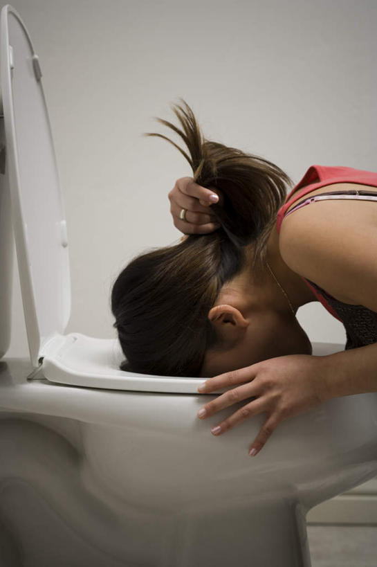 东方人,一个人,竖图,室内,白天,侧面,生活用品,卫生间,洗手间,亚洲,仅一个年轻女性,仅一个女性,仅一个人,阴影,服装,反射,影子,马桶,墙,休闲装,黄种人,墙壁,墙面,衣服,低头,趴着,休闲,休闲服,服饰,座便器,卫浴,子孙桶,呕吐,垂头,年轻女性,女人,女性,亚洲人,厕所,趴,半身,彩图