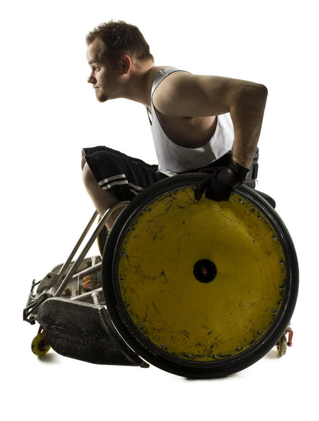 西方人,一个人,病人,运动员,坐,竖图,室内,白天,白色背景,侧面,运动服,欧洲,欧洲人,仅一个男性,仅一个人,一辆,握,服装,工具,注视,仅一个年轻男性,衣服,轮椅,复健,观察,看,康复,器械,握着,摄影,服饰,影棚,观看,察看,医疗设备,衣着,穿着,关注,病患,医疗器械,残疾,残疾人,医疗工具,伤残,辅助设备,残障,弱势群体,衣饰,男人,男性,年轻男性,白种人,患者,就医者,体育运动员,运动选手,坐着,彩图,全身,影棚拍摄,拍摄,运动装