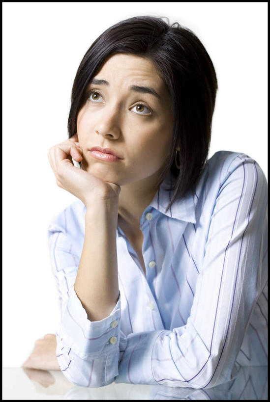 东方人,一个人,坐,竖图,室内,白天,白色背景,正面,亚洲,仅一个年轻女性,仅一个女性,仅一个人,撑,服装,托腮,注视,休闲装,黄种人,衣服,观察,看,托,休闲,休闲服,摄影,服饰,影棚,观看,察看,关注,托下巴,悲哀,悲痛,悲恸,年轻女性,女人,女性,亚洲人,坐着,半身,彩图,影棚拍摄,拍摄