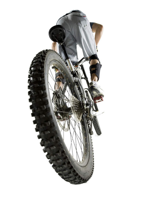 西方人,一个人,坐,竖图,室内,白天,白色背景,仰视,运动服,锻炼,安全,运动,自行车,帽子,欧洲,欧洲人,仅一个男性,仅一个人,一辆,服装,头盔,防护,山地车,车,脚踏车,仅一个年轻男性,骑,衣服,安全帽,手套,交通工具,骑车,摄影,服饰,影棚,保护,衣着,穿着,载具,保险,山地自行车,保全,周全,安稳,安定,防护手套,衣饰,平安,体育,男人,男性,年轻男性,白种人,坐着,彩图,低角度拍摄,全身,影棚拍摄,健身,拍摄,运动装