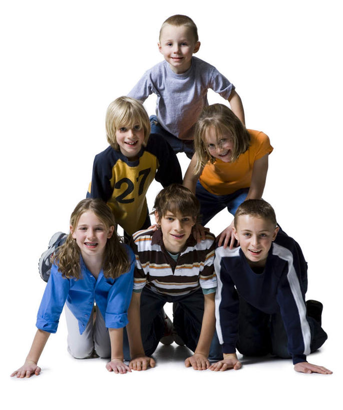 西方人,儿童,伙伴,朋友,叠罗汉,跪,笑,微笑,露齿笑,竖图,室内,白天,白色背景,正面,游戏,友谊,纯洁,成功,合作,团队,集体,信心,欧洲,欧洲人,一排,表演,撑,服装,整齐,许多人,玩,注视,休闲装,娱乐,排列,小孩,衣服,观察,看,一群人,休闲,休闲服,可爱,童年,童趣,摄影,服饰,影棚,观看,活动,堆,察看,撑着,成就,队列,发泄,关注,消遣,智力,童真,烂漫,无邪,宣泄,技巧运动,体育活动,体育游戏,天真,友情,男孩,男人,男性,女孩,女人,女性,白种人,跪着,玩耍,嬉戏,彩图,全身,影棚拍摄,拍摄,男生,女生