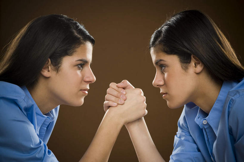 西方人,两个人,家庭,横图,室内,白天,侧面,游戏,比赛,欧洲,欧洲人,服装,玩,注视,休闲装,右手,娱乐,相视,衣服,蓝色,观察,看,休闲,温暖,温馨,一家人,面对面,休闲服,力量,扳手腕,摄影,服饰,影棚,观看,活动,对视,和睦,察看,掰手腕,互视,发泄,关注,消遣,智力,相对,相看,宣泄,比力,较劲,扳手劲,手肘,较量,年轻女性,女人,女性,白种人,胳膊,手臂,玩耍,嬉戏,半身,彩图,影棚拍摄,拍摄,融洽