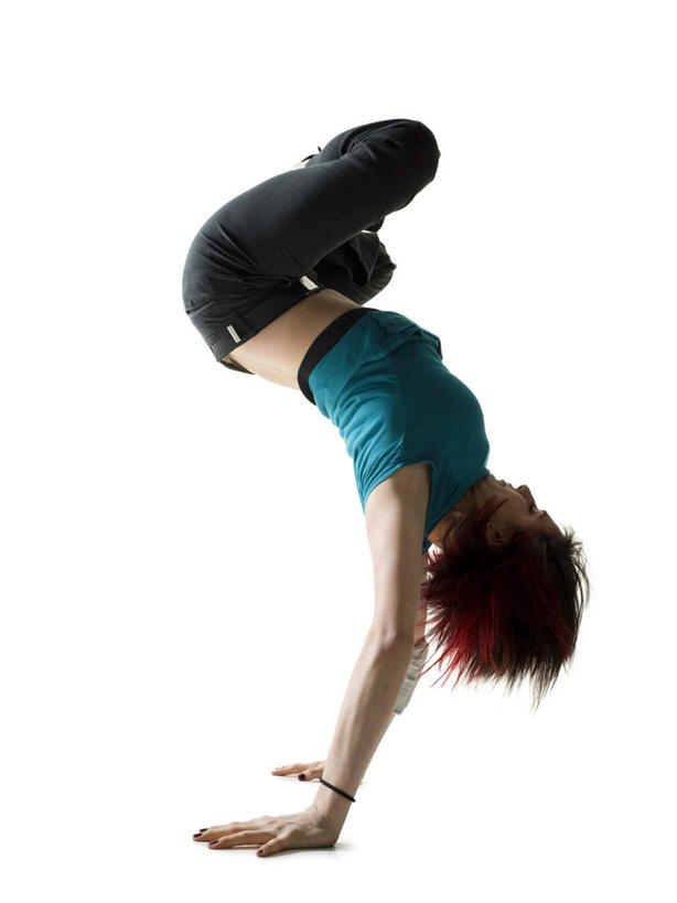 西方人,一个人,竖图,室内,白天,白色背景,侧面,跳舞,欧洲,欧洲人,仅一个年轻女性,仅一个女性,仅一个人,撑,服装,注视,休闲装,衣服,绿色,黑色,观察,看,休闲,休闲服,摄影,服饰,影棚,观看,街舞,察看,撑着,嘻哈,关注,舞姿,年轻女性,女人,女性,白种人,彩图,全身,影棚拍摄,拍摄,舞蹈