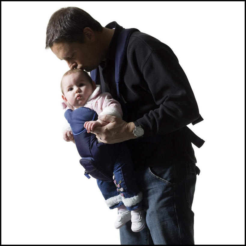 西方人,婴儿,儿童,中年人,两个人,家庭,父亲,站,握手,吻,方图,室内,白天,白色背景,侧面,纯洁,欧洲,欧洲人,服装,注视,休闲装,小孩,衣服,低头,观察,看,站着,休闲,温暖,温馨,一家人,休闲服,父爱,可爱,童年,童趣,摄影,服饰,活泼,影棚,观看,和睦,察看,关注,宝宝,童真,纯真,烂漫,无邪,垂头,伶俐,天真,男人,男性,中年男性,白种人,孩子,搀手,拉手,亲,亲吻,手搀手,手拉手,手牵手,手握手,站立,半身,彩图,影棚拍摄,拍摄,融洽,婴儿背带