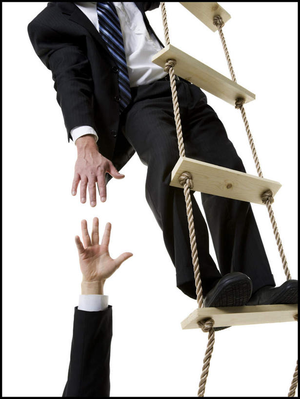 西方人,两个人,同事,商务人士,商务男性,站,举,握手,攀登,竖图,室内,白天,白色背景,仰视,衬衫,成功,合作,团队,集体,信心,欧洲,欧洲人,套装,梯子,阶梯,木梯,队伍,托,站着,爬,帮助,摄影,影棚,上升,协助,领导,帮忙,成就,商务装,合伙,领袖,工薪阶层,登高,男人,男性,年轻男性,白种人,白领,上班族,搀手,举起,举手,举着,拉手,攀爬,手搀手,手拉手,手牵手,手握手,向上举,向上伸,向上托,站立,半身,彩图,低角度拍摄,影棚拍摄,衬衣,拍摄