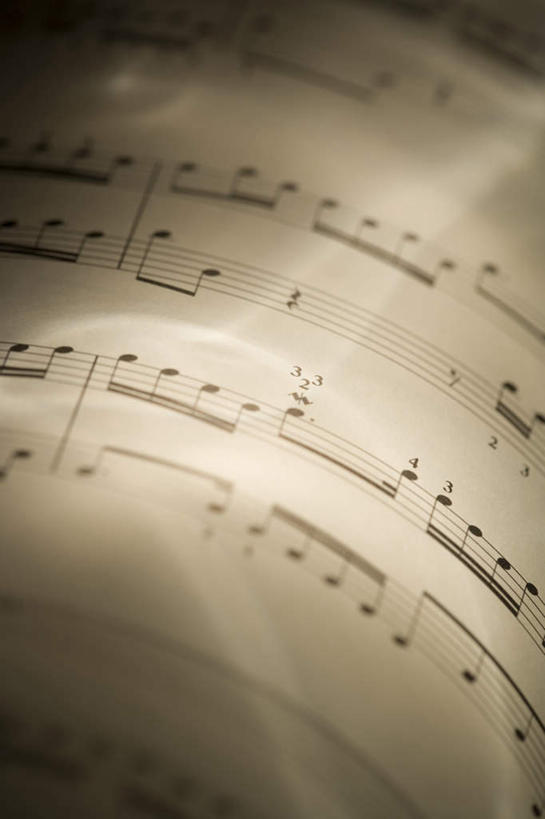 无人,竖图,俯视,室内,特写,白天,静物,书籍,一本,阴影,反射,影子,音乐,摄影,影棚,节拍,音符,符干,符尾,乐章,书,图书,彩图,高角度拍摄,影棚拍摄,拍摄