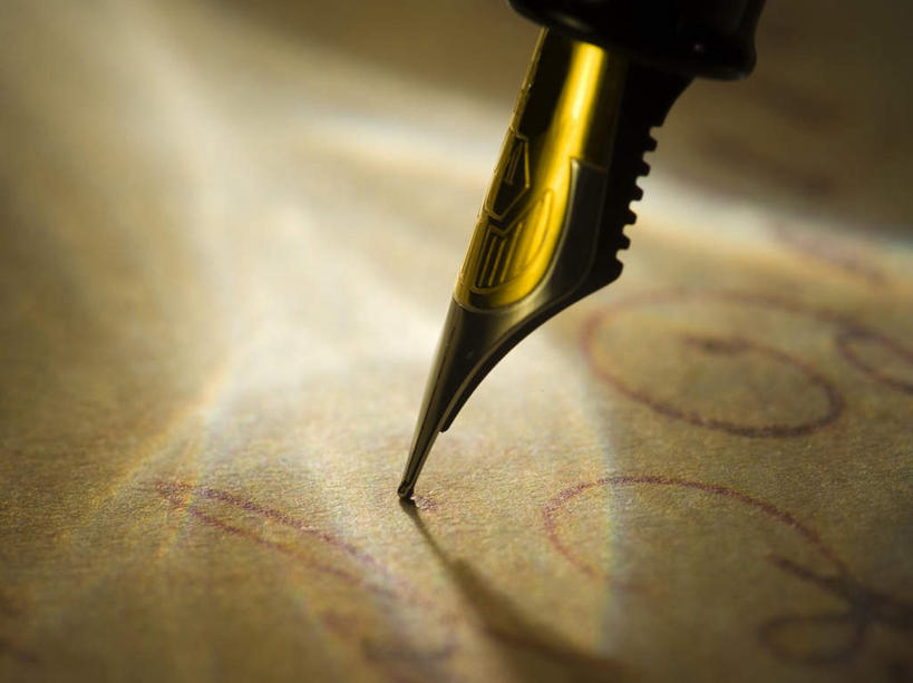 无人,横图,俯视,室内,特写,白天,静物,阴影,反射,英文,笔,标志,文字,影子,字符,字母,办公用品,钢笔,标识,文具,学习用品,合同,英文字母,文具用品,一支,变更,协议,设立,终止,彩图,高角度拍摄