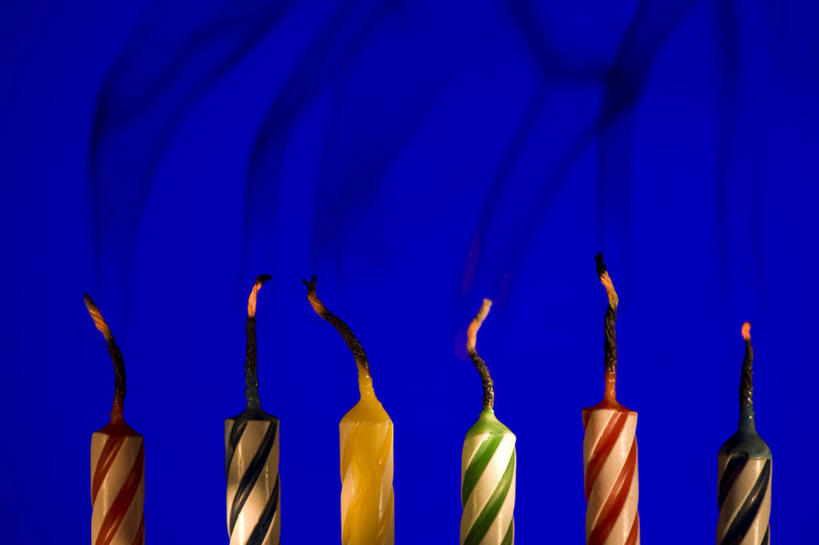 无人,横图,彩色,室内,特写,白天,正面,静物,蜡烛,一排,阴影,蓝色背景,整齐,光线,火焰,影子,烛光,燃烧,排列,黑色,点燃,烟,摄影,影棚,五颜六色,色彩斑斓,队列,五彩缤纷,五彩斑斓,扑灭,息灭,五光十色,彩图,影棚拍摄,拍摄