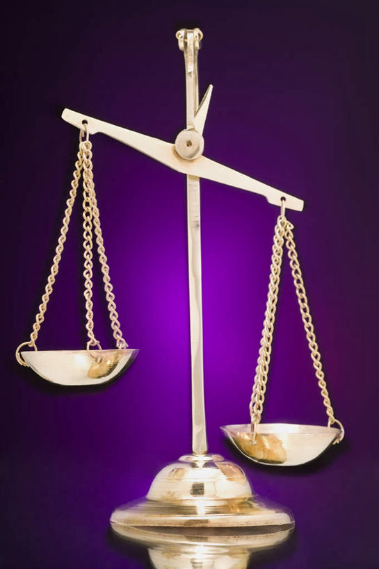 无人,竖图,室内,特写,白天,正面,实验,仪器,静物,阴影,紫色背景,研究,反射,分析,化学,测试,影子,一个,摄影,影棚,单个,衡量,计量,试验耗材,实验用品,托盘天平,秤,天平称,天平秤,彩图,影棚拍摄,拍摄