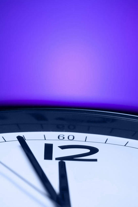 无人,竖图,室内,特写,白天,正面,静物,紫色背景,时间,标志,时钟,数字,文字,字符,指针,计时,标识,一个,挂钟,钟表,表,时针,摄影,阿拉伯数字,影棚,单个,分针,钟,彩图,影棚拍摄,拍摄