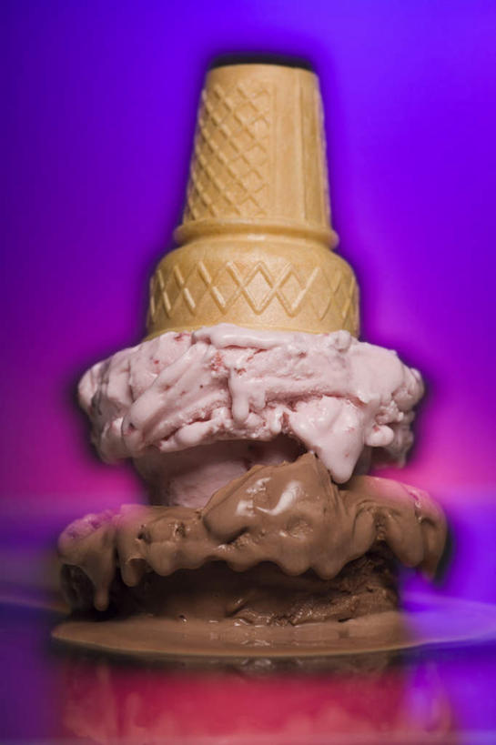 无人,竖图,室内,特写,白天,正面,阴影,反射,影子,冰激凌,清凉,一个,冷饮,舒服,冰淇淋,摄影,影棚,单个,解暑,解渴,雪糕,华夫饼,舒爽,窝夫,格子饼,华夫,格仔饼,压花蛋饼,冰糕,消暑,巧克力冰淇淋,彩图,影棚拍摄,拍摄