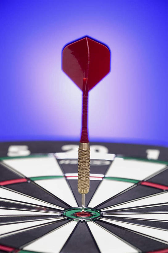 无人,竖图,室内,特写,白天,正面,成功,胜利,静物,蓝色背景,飞镖,一个,红色,摄影,影棚,单个,靶心,瞄准,镖针,飞镖运动,彩图,影棚拍摄,拍摄