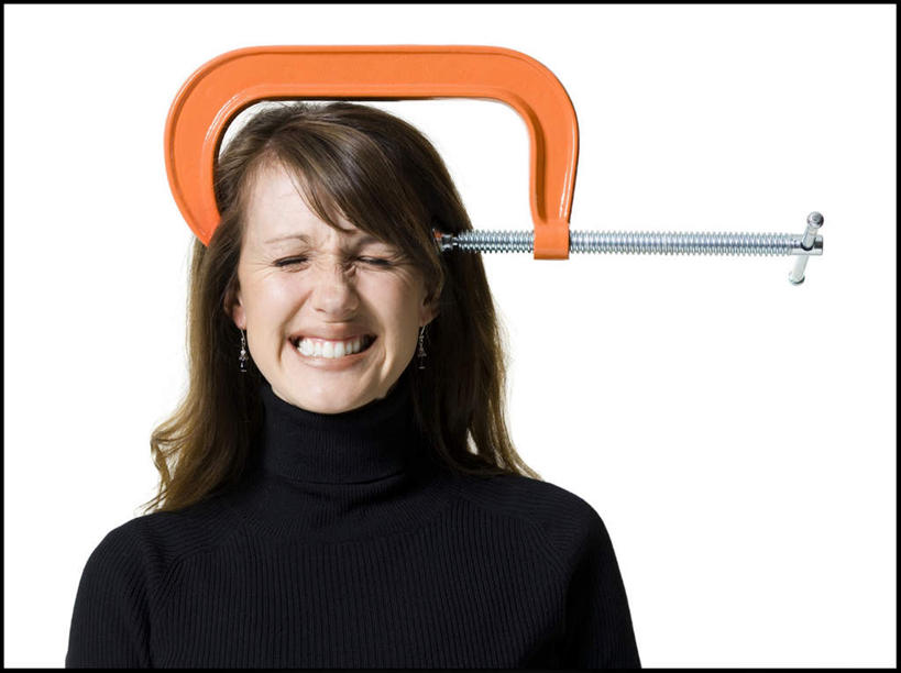 西方人,脸,头,脸颊,头发,一个人,闭眼,横图,室内,特写,白天,白色背景,正面,毛衣,欧洲,欧洲人,仅一个女性,仅一个人,咬,工具,棕色,一个,黄色,黑色,仅一个中年女性,疼痛,机械,摄影,影棚,单个,悲伤,机械工程,咬着,五金,工程,痛苦,线衫,虎钳,钳工工具,台虎钳,疾苦,苦楚,女人,女性,中年女性,白种人,头部,长发,卷发,脸部,脸蛋,面部,闭眼睛,闭着眼,闭着眼睛,半身,彩图,影棚拍摄,绒衣,套衫,套头毛衣,线衣,拍摄