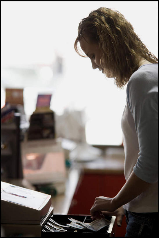 西方人,一个人,店员,商店,站,竖图,室内,白天,侧面,购物,消费,欧洲,欧洲人,仅一个年轻女性,仅一个女性,仅一个人,握,服装,朦胧,模糊,拿,拿着,注视,休闲装,商铺,衣服,低头,观察,看,站着,营业员,休闲,休闲服,握着,pos机,金融,服饰,收银台,观看,察看,关注,收银,收银机,选购,贸易,血拼,市肆,商号,销售人员,年轻女性,女人,女性,白种人,售货员,站立,半身,彩图,店铺