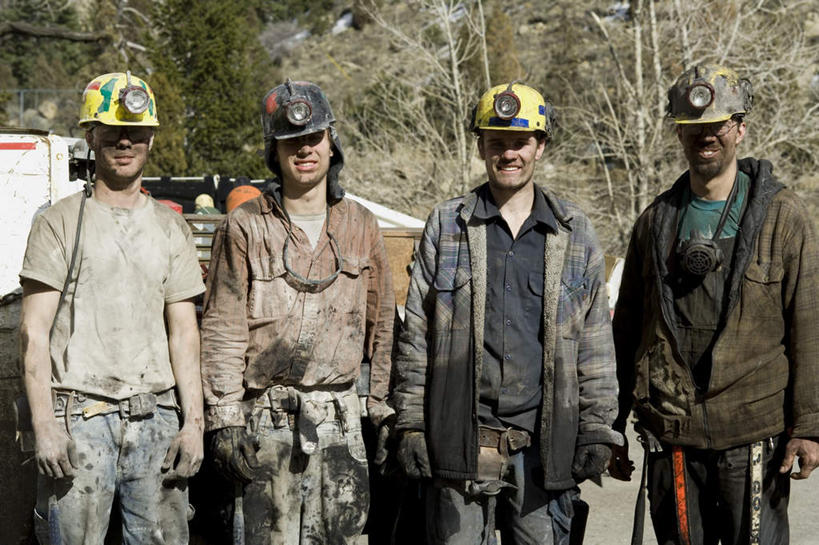 西方人,四个人,伙伴,朋友,站,横图,室外,白天,正面,工作服,制服,友谊,合作,团队,植物,卡车,汽车,帽子,照明,欧洲,欧洲人,一排,整齐,头盔,灯光,注视,车,灯,树,树木,排列,绿色,自然,安全帽,灯具,交通工具,观察,看,站着,战略,肮脏,生长,成长,观看,照亮,察看,照明设备,队列,关注,载具,邋遢,联合,合谋,工作制服,龌龊,污秽,安全灯,戴维灯,头戴安全灯,配合,协作,男人,男性,年轻男性,白种人,站立,半身,彩图,工作套服