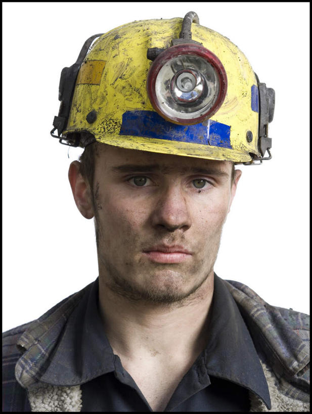 西方人,脸,头,脸颊,脖子,一个人,笑,微笑,竖图,室内,特写,白天,白色背景,正面,工作服,制服,帽子,照明,欧洲,欧洲人,仅一个男性,仅一个人,头盔,灯光,注视,肩膀,灯,仅一个年轻男性,黄色,安全帽,灯具,观察,看,摄影,肮脏,影棚,观看,照亮,察看,照明设备,关注,邋遢,工作制服,龌龊,污秽,安全灯,戴维灯,头戴安全灯,男人,男性,年轻男性,白种人,头部,脖,颈,颈部,脸部,脸蛋,面部,半身,彩图,影棚拍摄,工作套服,拍摄