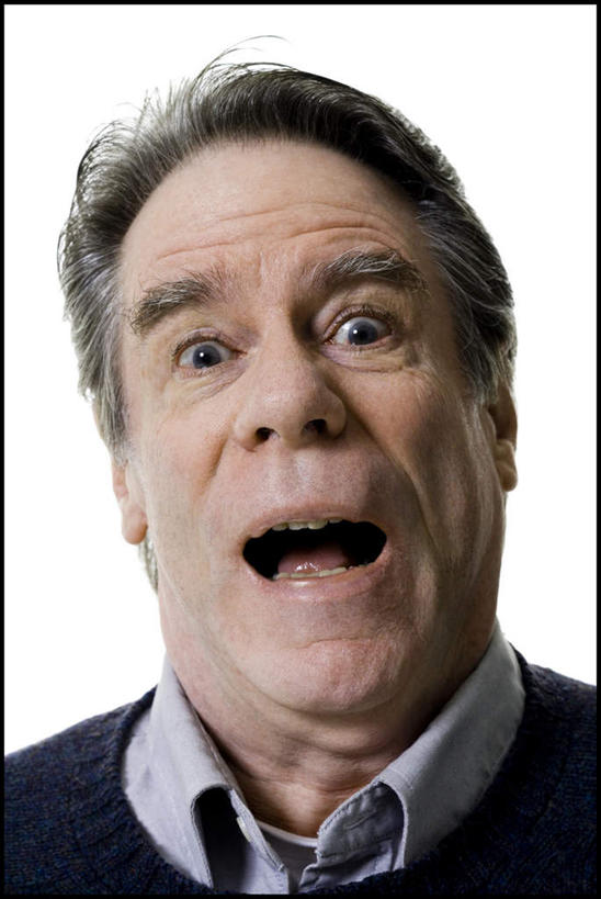 西方人,脸,头,脸颊,脖子,一个人,竖图,室内,特写,白天,白色背景,正面,欧洲,欧洲人,仅一个男性,仅一个人,服装,注视,休闲装,肩膀,衣服,观察,看,张嘴,仅一个老年男性,休闲,休闲服,摄影,服饰,影棚,观看,害怕,惊恐,察看,关注,张大嘴巴,老年男性,男人,男性,白种人,头部,脖,颈,颈部,脸部,脸蛋,面部,张开嘴,半身,彩图,影棚拍摄,拍摄