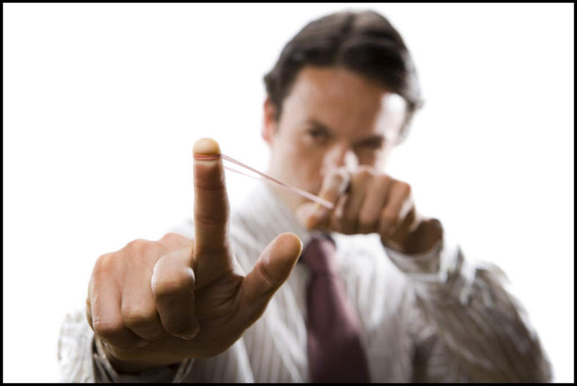 西方人,脸,头,脸颊,脖子,手,一个人,横图,室内,特写,白天,白色背景,正面,游戏,玩具,欧洲,欧洲人,双手,仅一个男性,仅一个人,握,朦胧,模糊,领带,拿,玩,拿着,注视,娱乐,肩膀,仅一个年轻男性,观察,看,休闲,手部,益智,握着,摄影,影棚,观看,活动,察看,象征,庄重,发泄,关注,消遣,智力,弹弓,对准,瞄准,身份,冷兵器,宣泄,正式,地位,游戏工具,远射兵器,男人,男性,年轻男性,白种人,头部,脖,颈,颈部,脸部,脸蛋,面部,玩耍,嬉戏,半身,彩图,影棚拍摄,拍摄