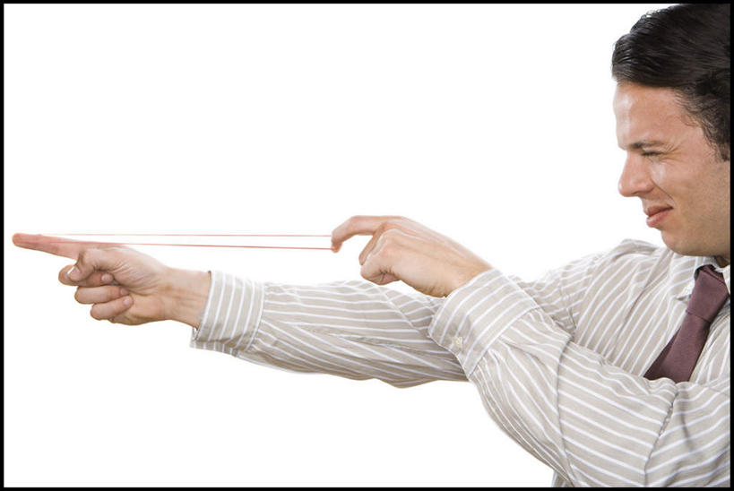 西方人,一个人,站,闭眼,横图,室内,白天,白色背景,侧面,游戏,玩具,欧洲,欧洲人,仅一个男性,仅一个人,握,领带,拿,玩,拿着,注视,娱乐,仅一个年轻男性,观察,看,站着,休闲,益智,握着,摄影,影棚,观看,活动,察看,象征,庄重,发泄,关注,消遣,智力,弹弓,对准,瞄准,身份,冷兵器,宣泄,正式,地位,游戏工具,远射兵器,男人,男性,年轻男性,白种人,闭眼睛,闭着眼,闭着眼睛,玩耍,嬉戏,站立,半身,彩图,影棚拍摄,拍摄