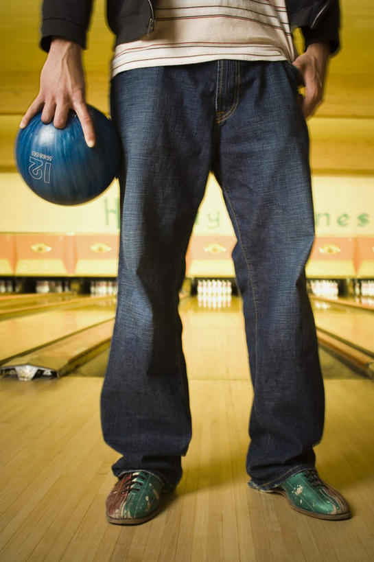 西方人,一个人,站,竖图,室内,白天,正面,锻炼,运动,地板,欧洲,欧洲人,仅一个男性,仅一个人,握,服装,保龄球馆,保龄球瓶,地面,速度,拿,拿着,休闲装,娱乐,运动器械,球道,木地板,仅一个年轻男性,一个,衣服,蓝色,站着,休闲,休闲服,健身器械,力量,平衡,握着,服饰,单个,技巧,协调,健身器材,灵敏,球馆,柔韧,趣味,耐力,抗争,球瓶,保龄球道,指孔,体育,地滚球,男人,男性,年轻男性,白种人,站立,半身,彩图,健身,运动器材