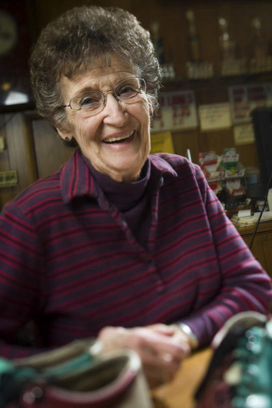 西方人,一个人,站,笑,微笑,露齿笑,竖图,室内,白天,正面,运动鞋,桌面,桌子,鞋子,欧洲,欧洲人,仅一个女性,仅一个人,一双,握,阴影,服装,反射,木制,眼镜,影子,保龄球馆,拿,拿着,注视,休闲装,衣服,木制品,观察,看,站着,休闲,休闲服,握着,服饰,仅一个老年女性,观看,老花镜,察看,关注,球馆,远视眼镜,老年女性,女人,女性,白种人,站立,半身,彩图,保龄球鞋